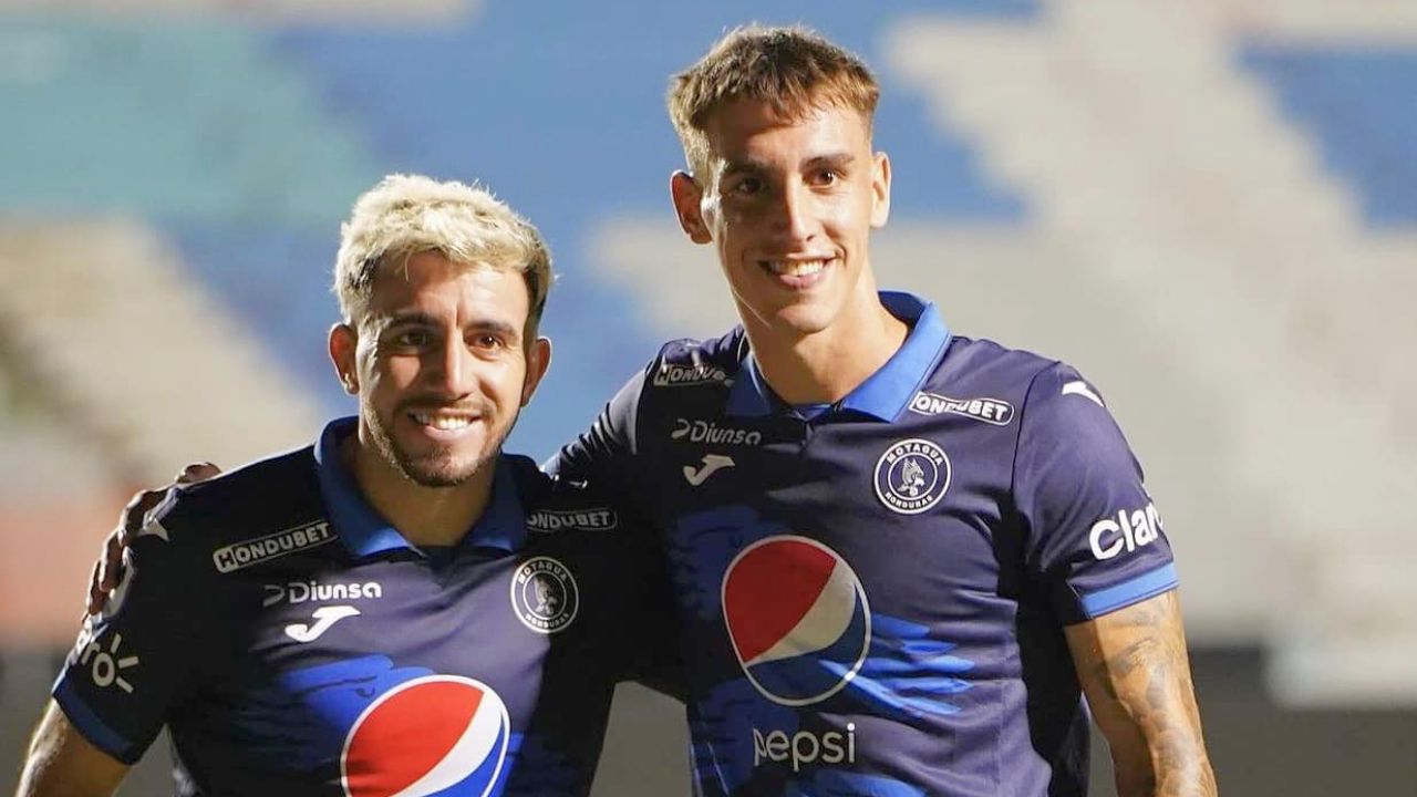 Hermano de Auzmendi le responde a Agustín por decir que él era mejor delantero