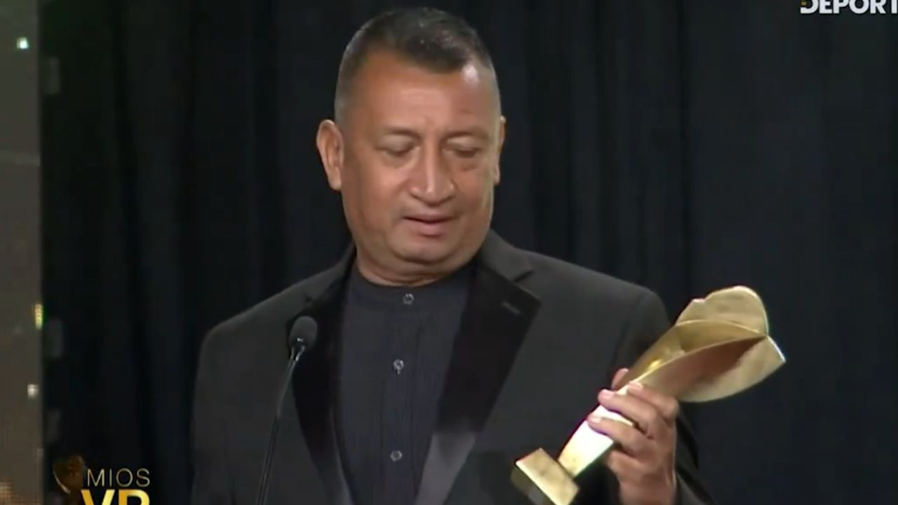 La emotiva reacción de Humberto Rivera tras ganar el premio al Mejor DT