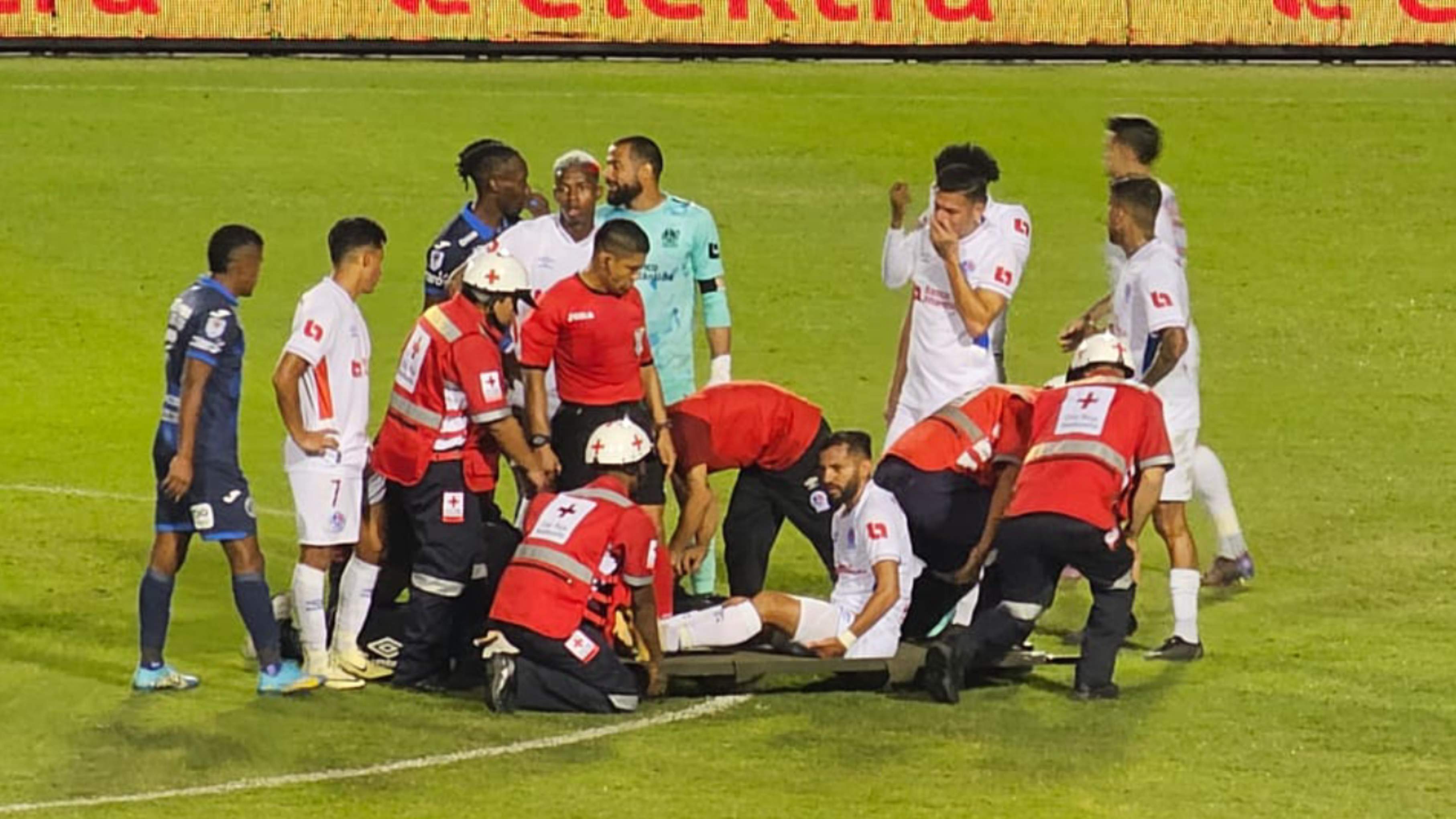 Lesión de Jorge Álvarez ante Motagua pone en alerta al Olimpia