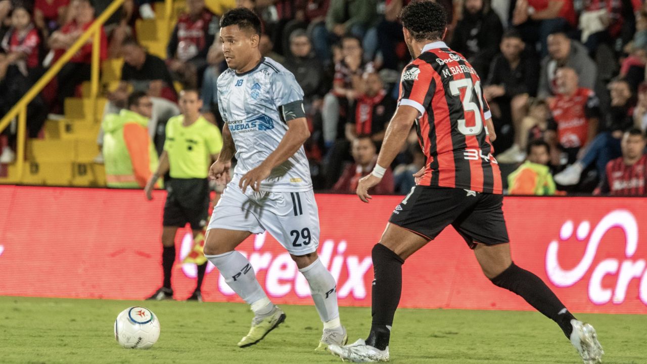 Patón Mejía se luce con fenomenal asistencia contra Alajuelense