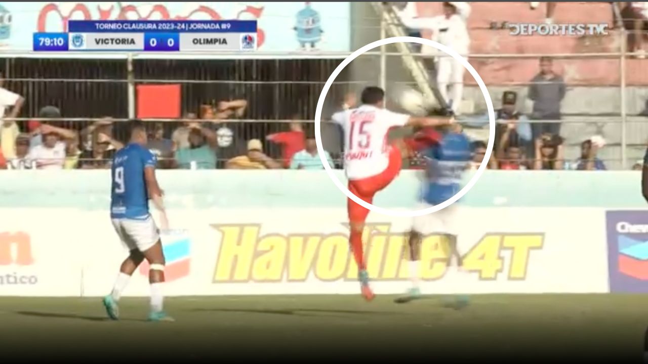 La brutal falta de André Orellana que provocó su expulsión vs Victoria