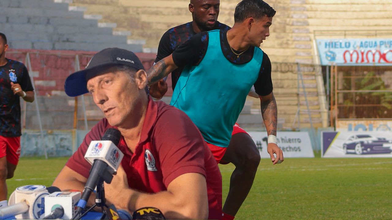 André Orellana recibe consejo de Pedro Troglio tras ser expulsado nuevamente en el torneo