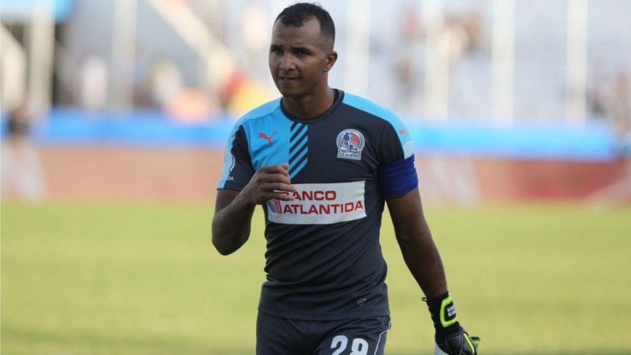 Donis Escober sorprende y sale del retiro con inesperado club de Liga Nacional