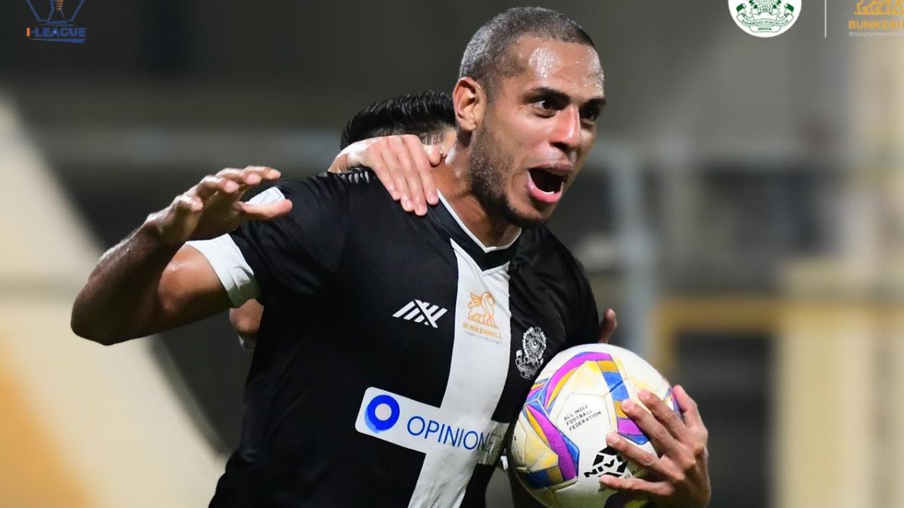 Eddie Hernández se certifica como goleador Asia con nuevo doblete