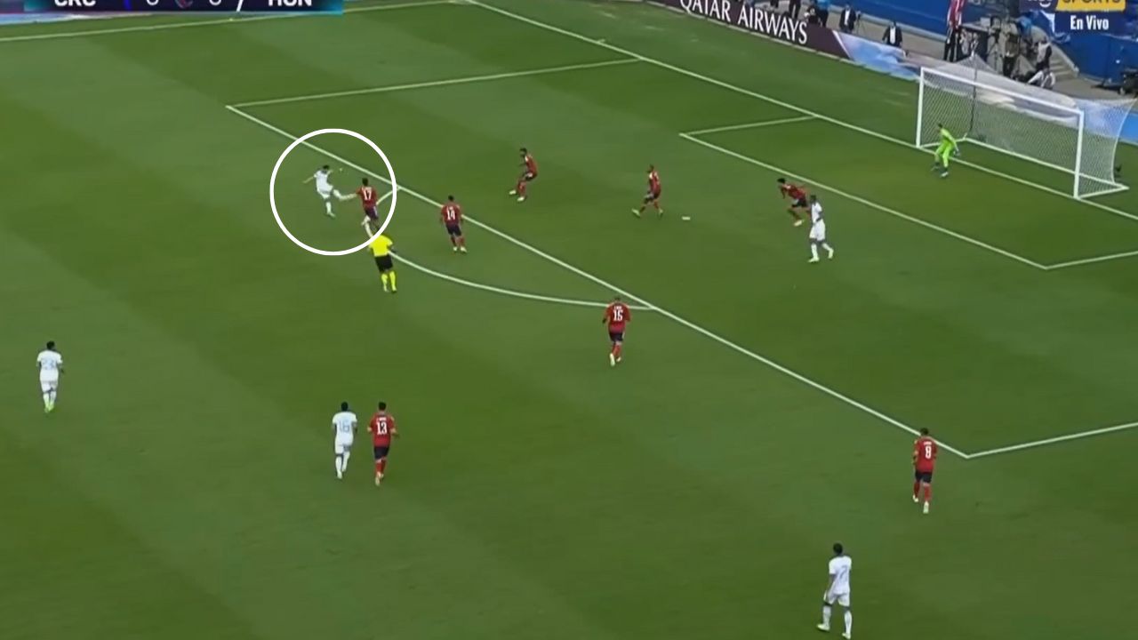 Así el fue el golazo de volea de Michaell Chirinos para la ventaja de Honduras ante Costa Rica