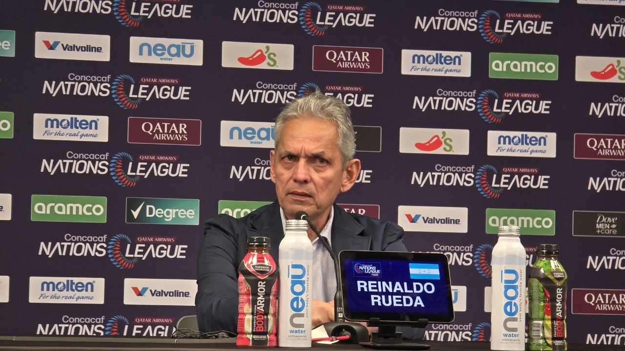 Reinaldo Rueda da la cara tras derrota de Honduras ante Costa Rica y pide disculpas