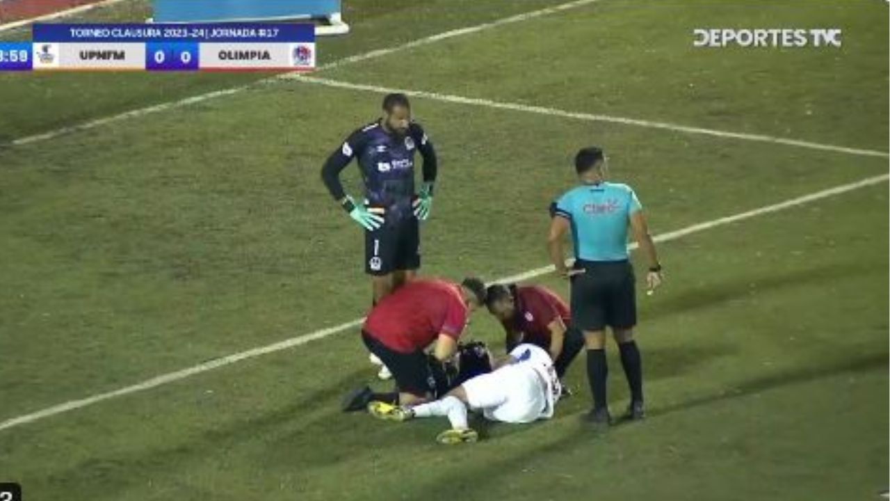 André Orellana recibe un codazo, sin querer, de su propio compañero