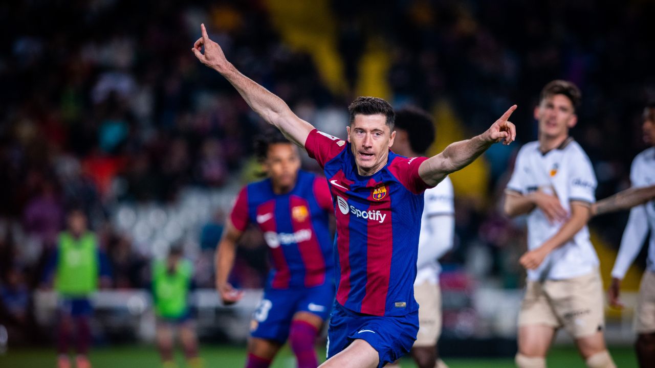 Robert Lewandowski guía remontada del Barcelona ante Valencia
