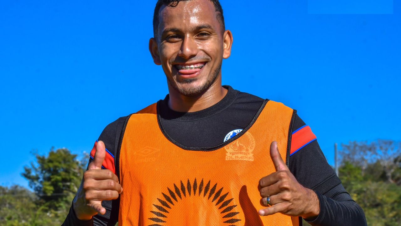 Edwin Rodríguez muestra cómo factura fuera de las canchas de fútbol