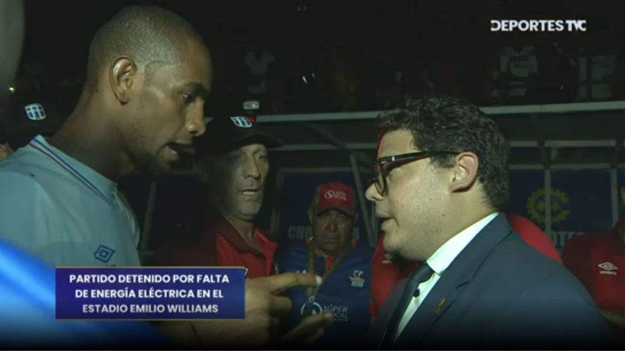 Jerry Bengtson muestra su enojo por suspensión del partido entre Lobos UPN vs Olimpia