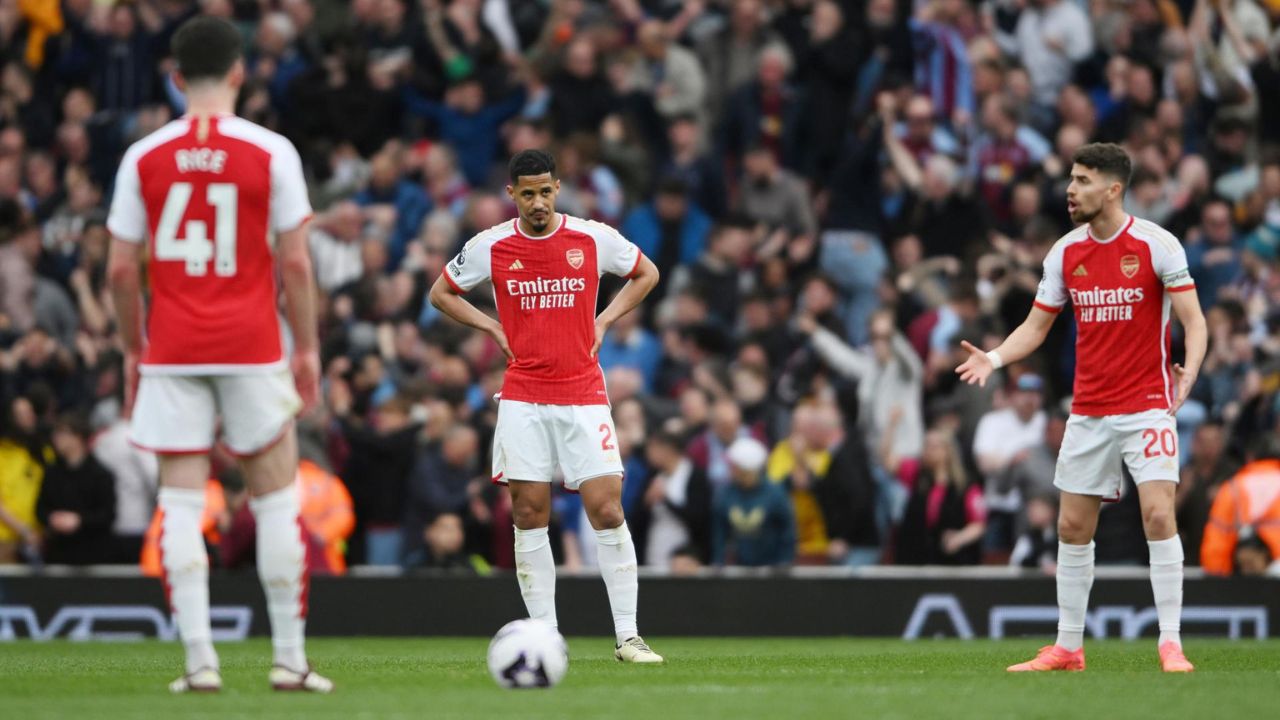 Arsenal se desinfla contra Aston Vila y la Premier League tiene nuevo líder a seis fechas del final
