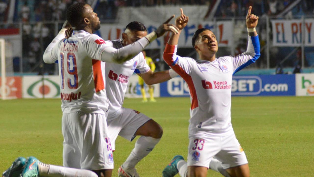 Olimpia impone condiciones ante Real España y se queda con el clásico