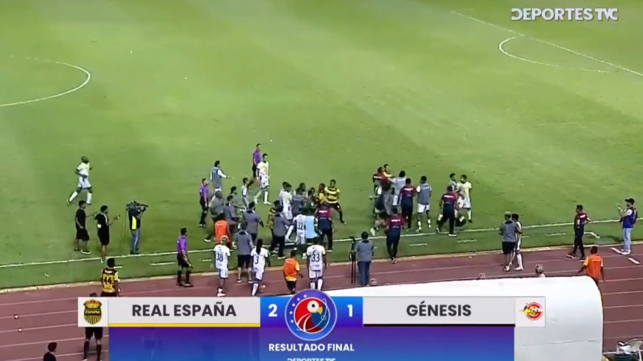 Partido Real España-Génesis termina en tremendo zafarrancho en el Olímpico