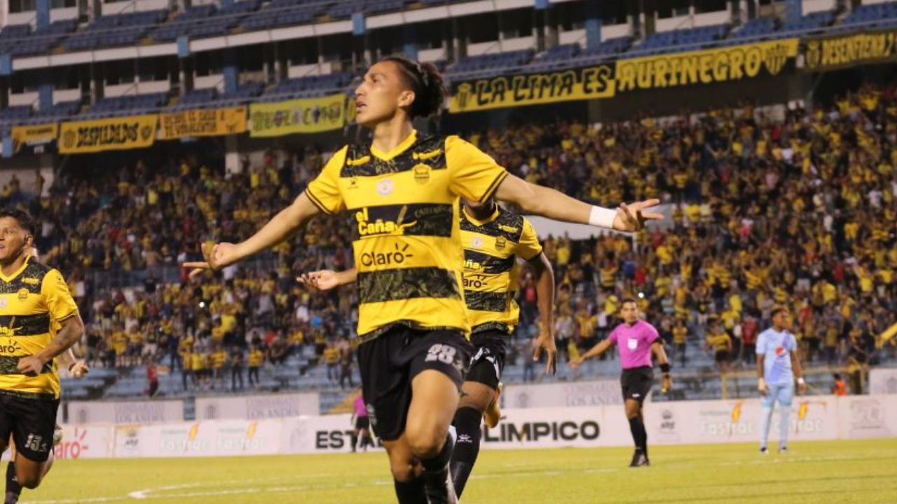Real España hace oficial la renovación de Carlos Mejía