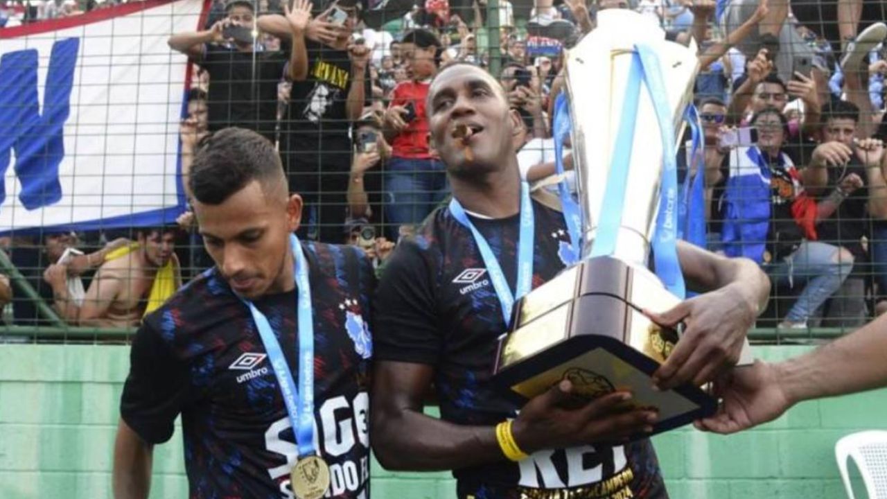 Brayan Beckeles deja en el aire su futuro en el Olimpia tras ganar el Tetracampeonato