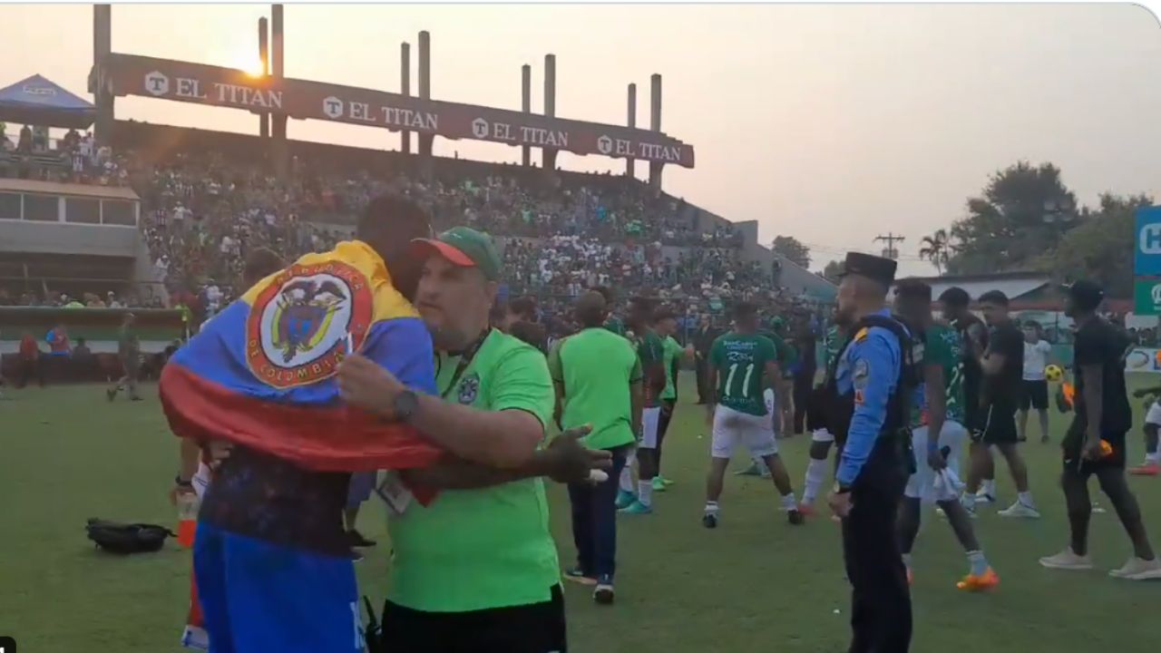 Yustin Arboleda regaló su camiseta a un miembro del Marathón