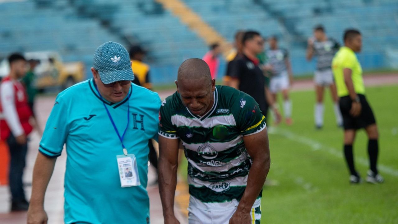Jugador del Juticalpa salió llorando del partido vs Lone por recibir roja