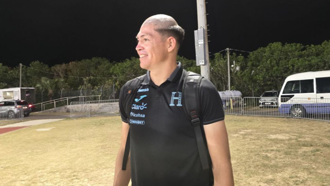 Chelito Martínez cumple la tradición tras su debut con la Selección de Honduras