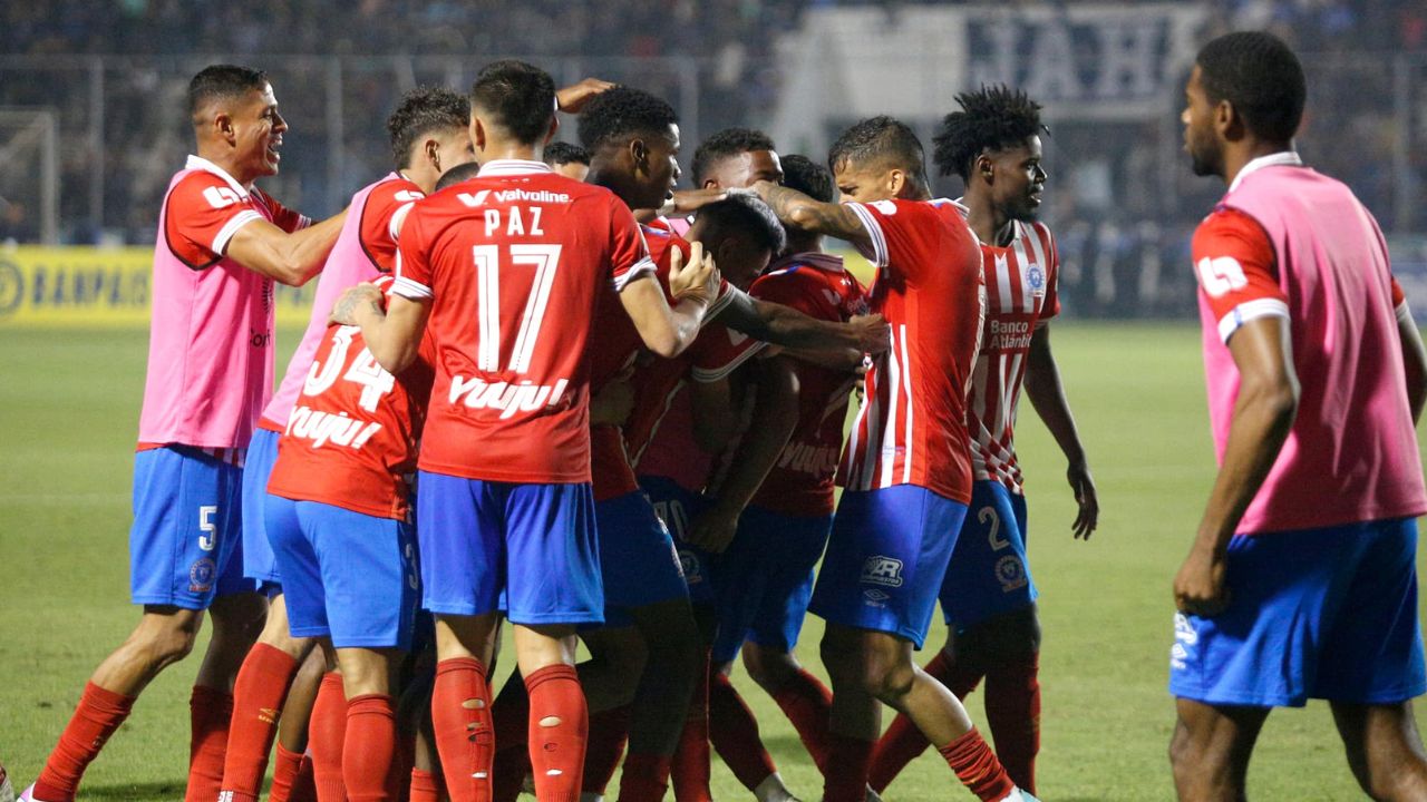 Olimpia comienza con el proceso de renovación de dos futbolistas extranjeros