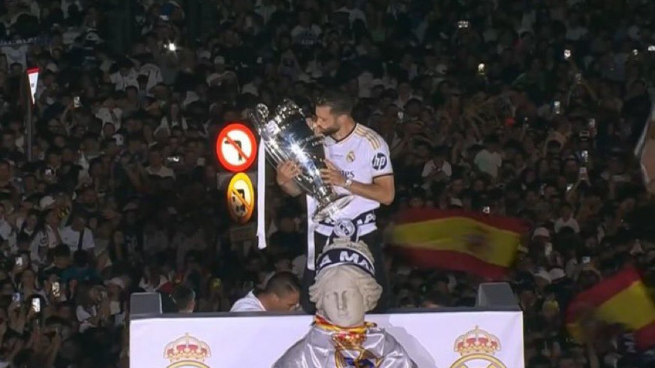 Real Madrid festeja su decimoquinta oreja en un océano de camisetas blancas