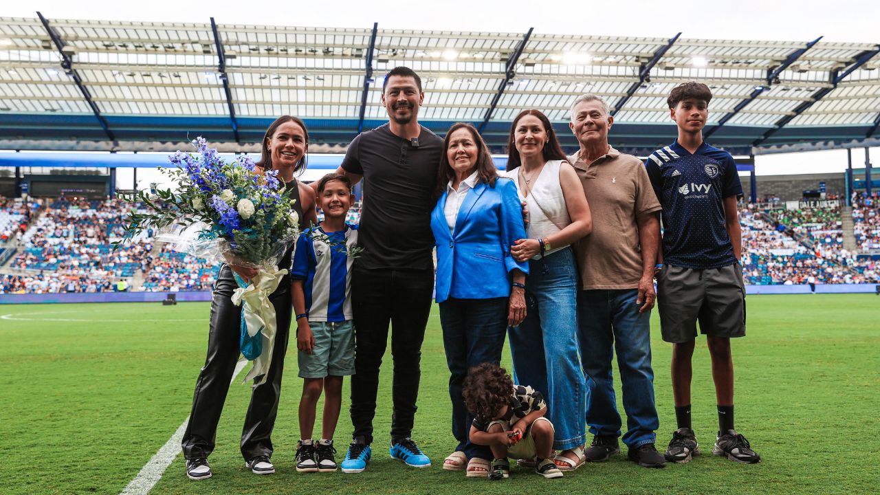 Roger Espinoza recibe homenaje del Sporting Kansas City tras anunciar su retiro