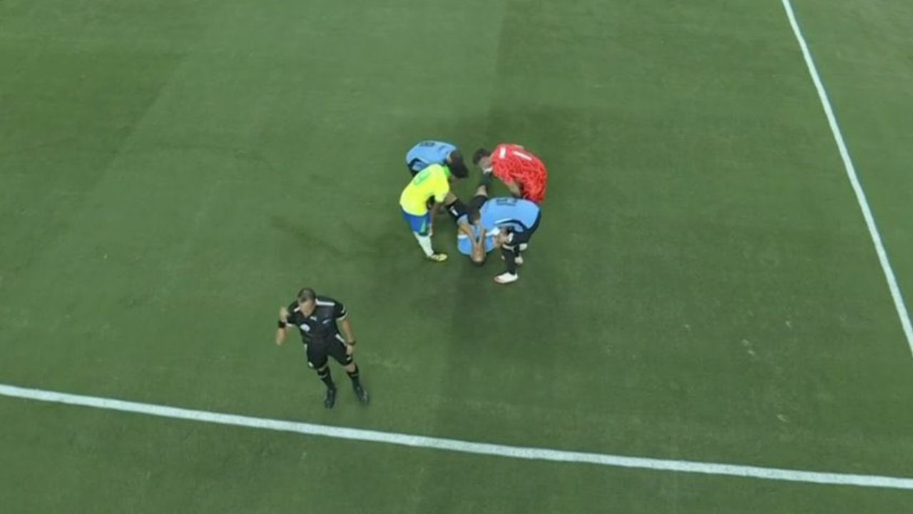 Ronald Araujo sufre lesión en el duelo vs Brasil y sale de cambio