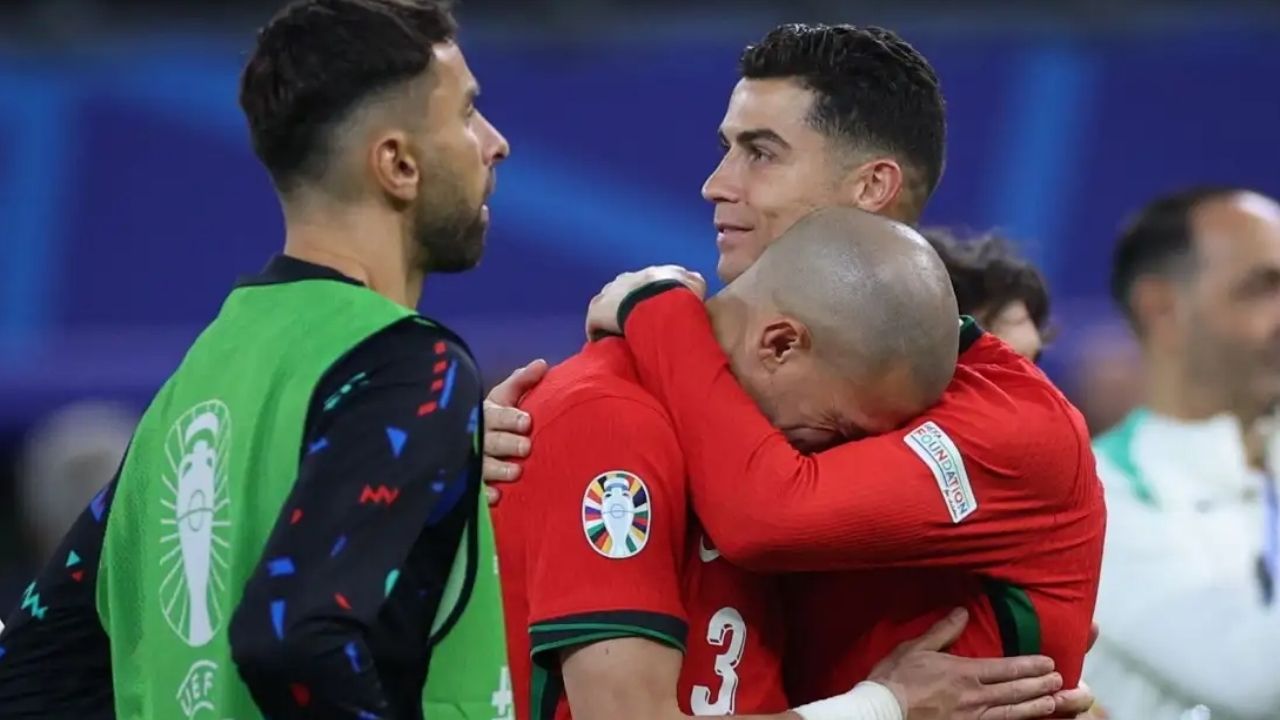 Cristiano Ronaldo consuela a Pepe tras eliminación de Portugal en la Euro 2024