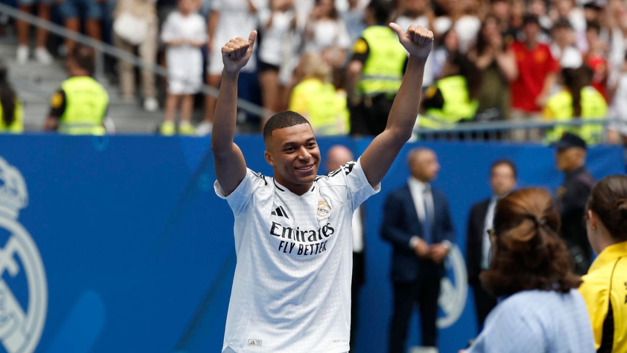 Kylian Mbappé fue presentado ante el Santiago Bernabéu en un día histórico para el madridismo