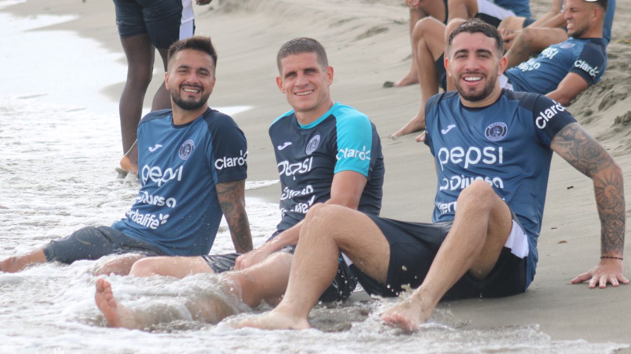 Motagua protagoniza tremendo acto comunitario en las playas de Tela