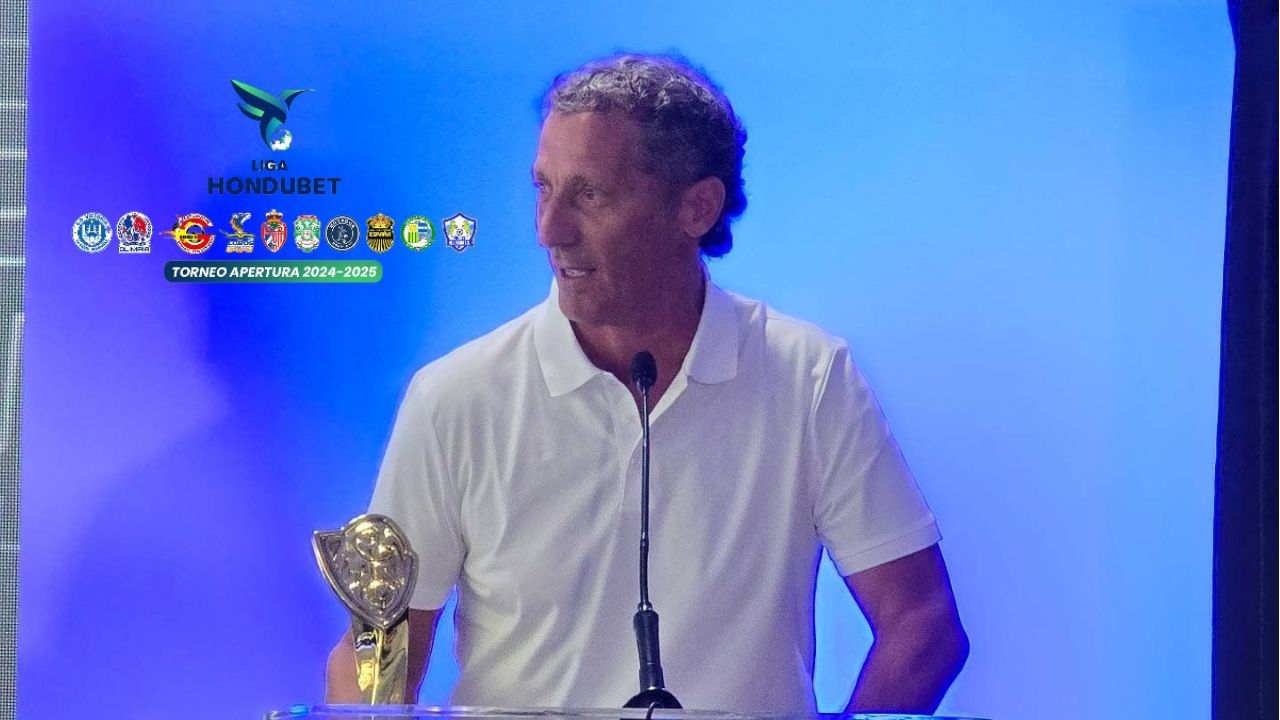 Pedro Troglio señala al entrenador que no piensa hablarle en el torneo