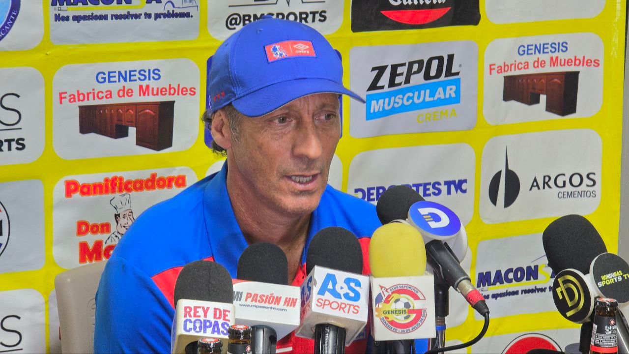 Pedro Troglio recibió regalo de cumpleaños de parte de los jugadores del Olimpia
