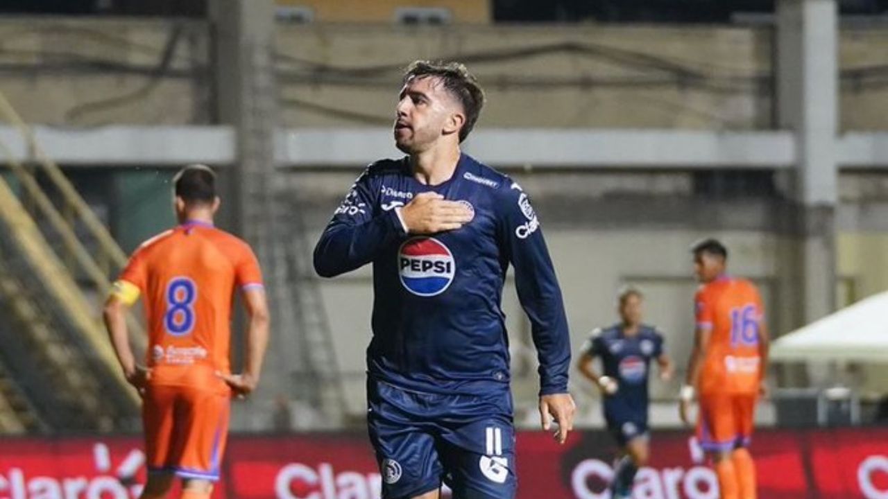 Medio internacional destaca hat-trick de Agustín Auzmendi ante Lobos UPN