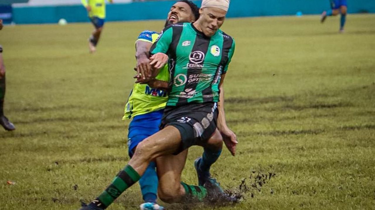 Seleccionado de Honduras lanza crítica por la cancha en la que se jugó el derbi de Olancho