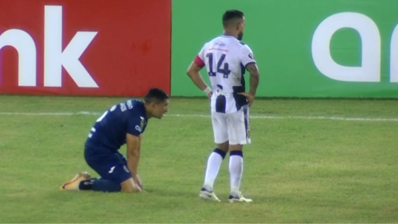 Héctor Castellanos y la fuerte falta que provocó su expulsión en el Diriangén vs Motagua