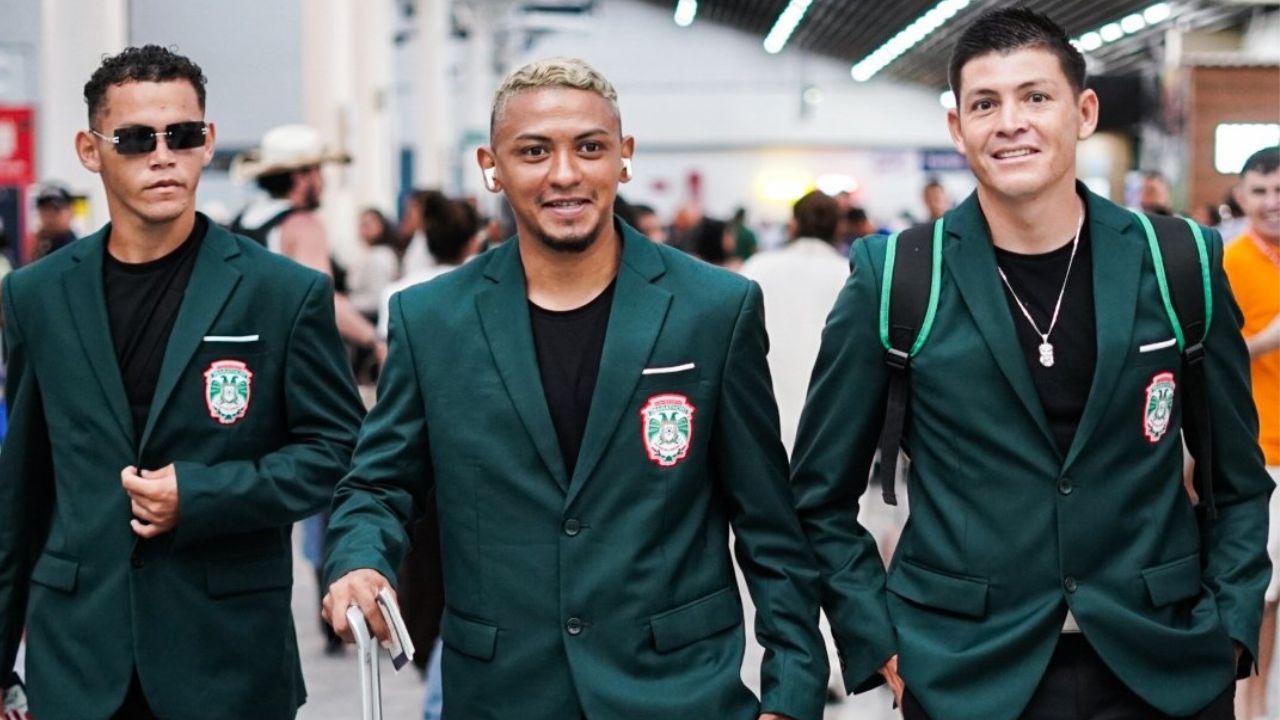 Marathón sorprende con elegante traje que vistió rumbo a Costa Rica