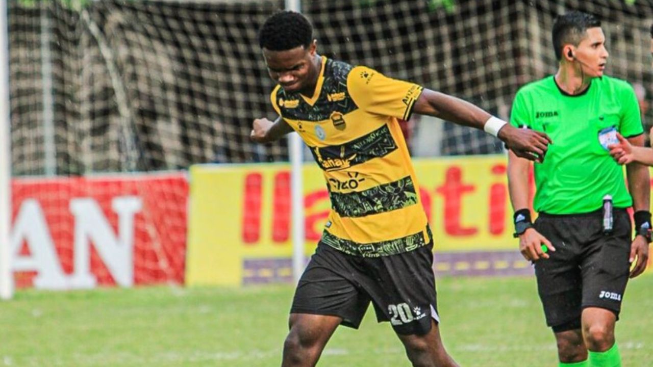 Real España golea a Real Sociedad en Tocoa en debut de Jeaustin Campos