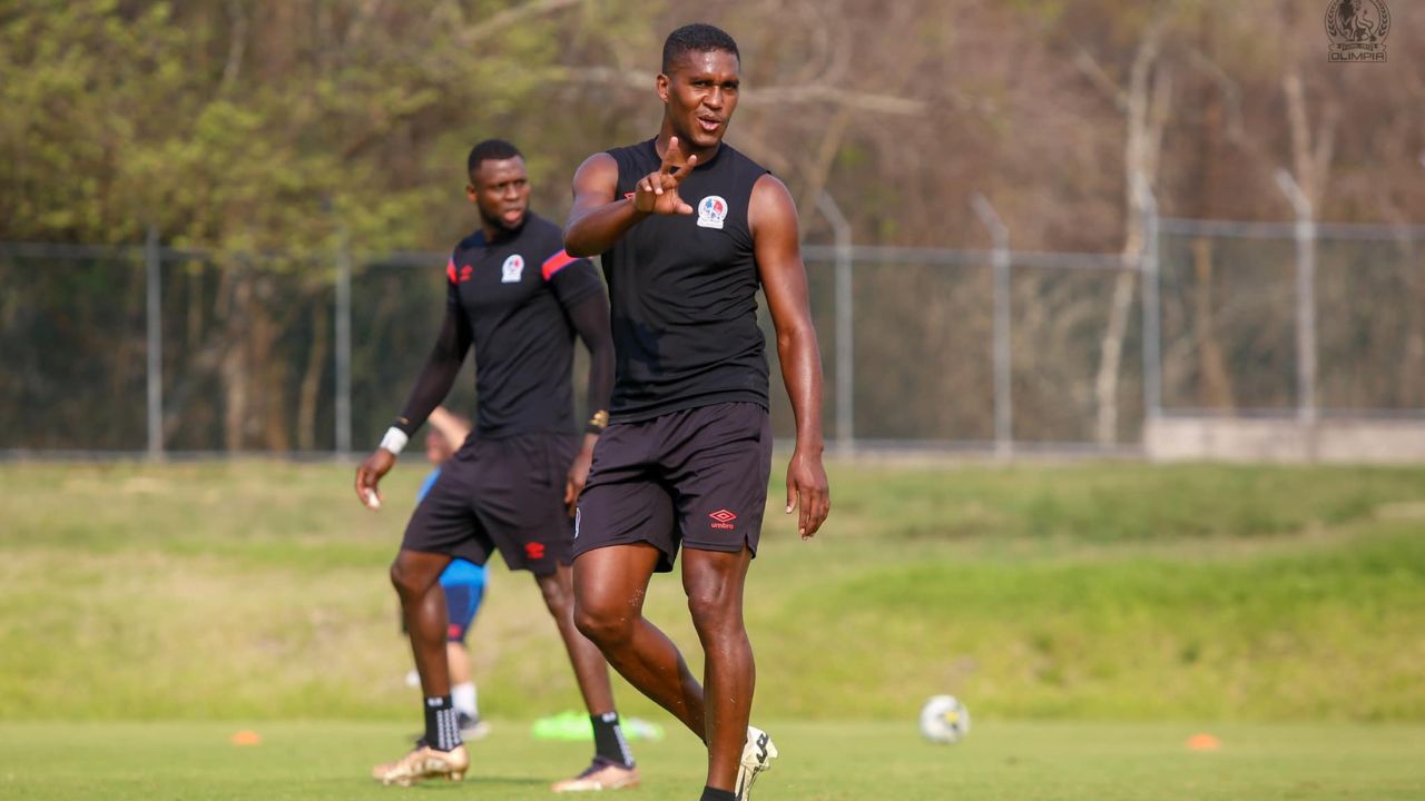Bryan Beckeles aparece entrenando con equipo de Liga Nacional
