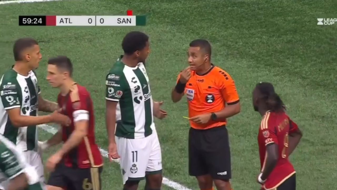 El VAR corrige a Iván Barton tras expulsión del Choco Lozano