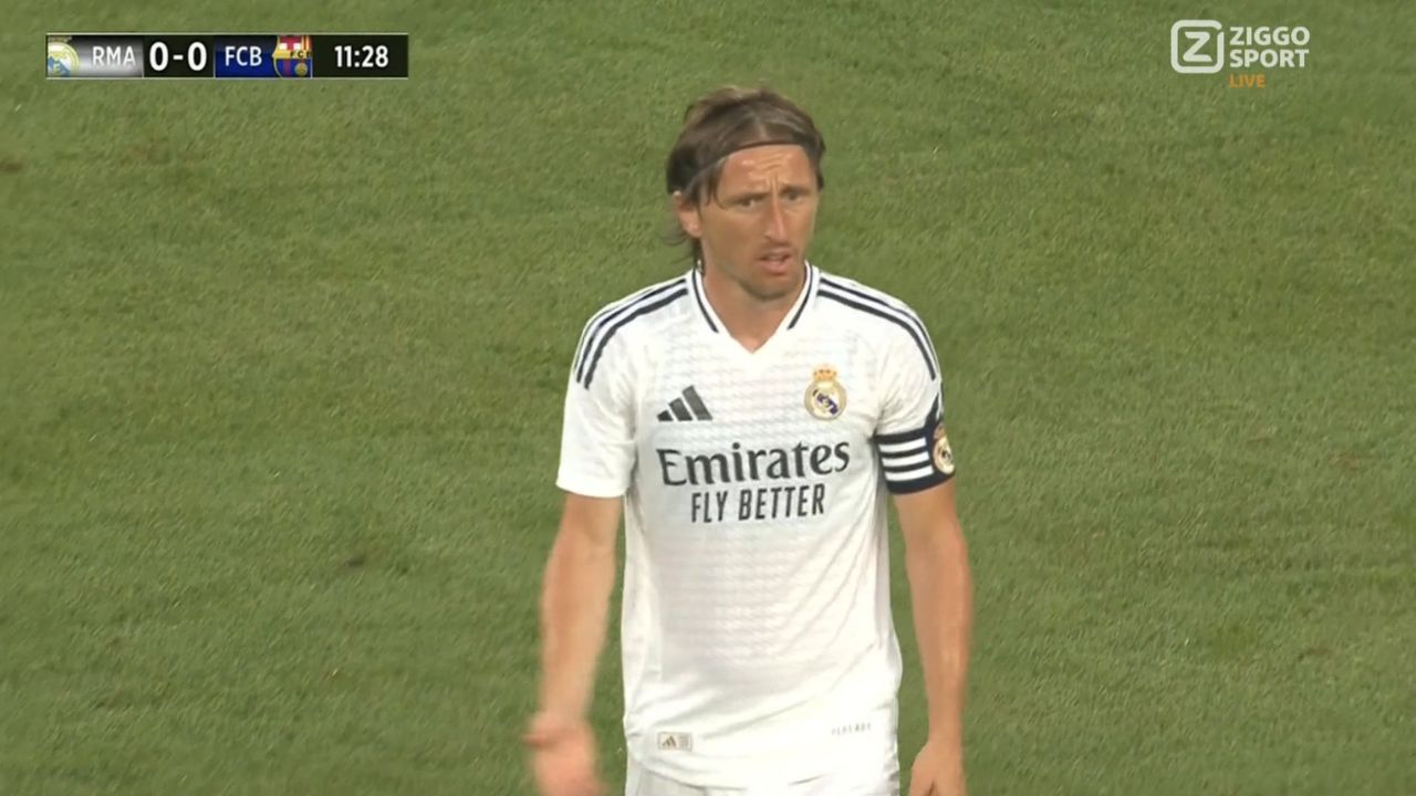 Luka Modric se encara con el árbitro por suspensión del Real Madrid vs Barcelona