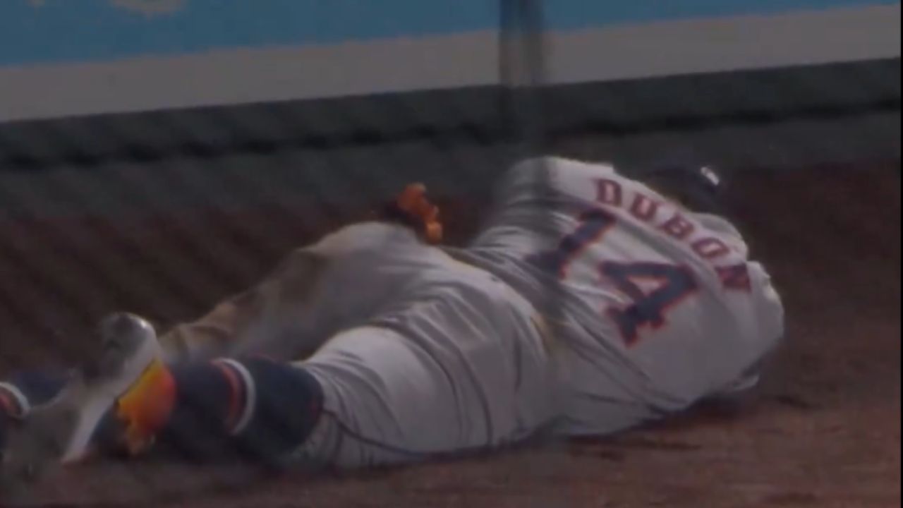 Mauricio Dubón sufre escalofriante choque en juego de los Astros