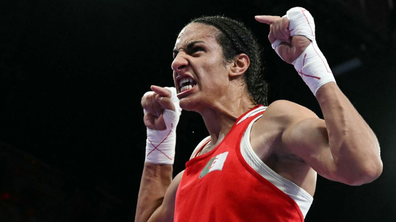 Juegos Olímpicos: Boxeadora Khelif, inmersa en polémica de género, asegura medalla