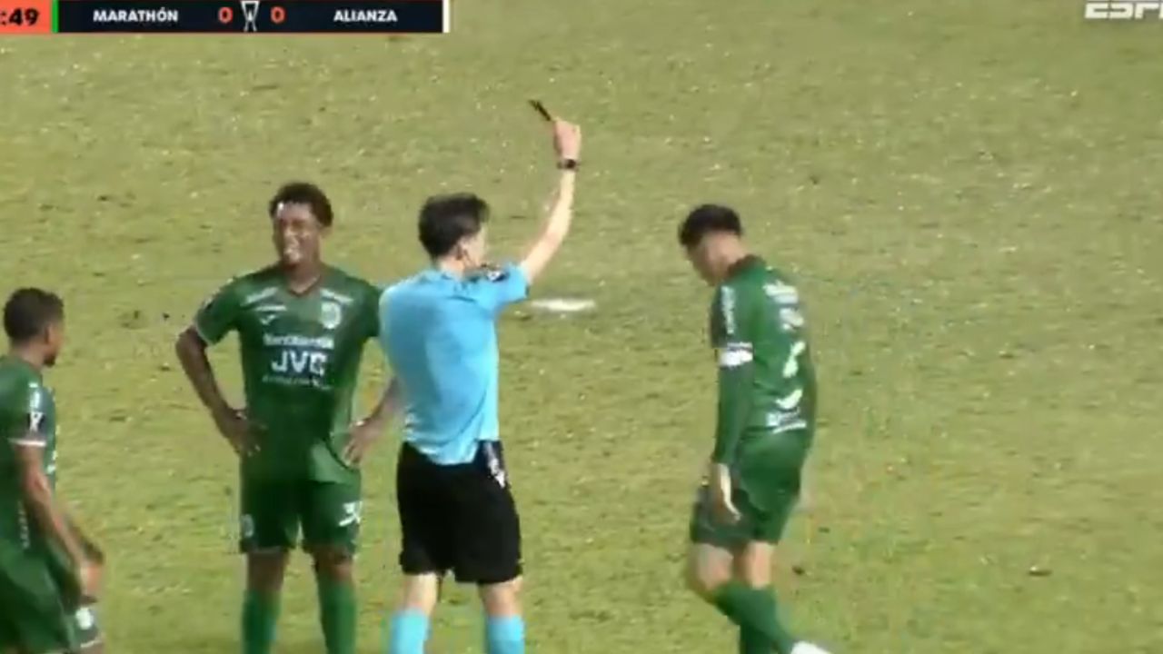 Así fue la primera expulsión de Chelito Martínez con Marathón en la Copa Centroamericana