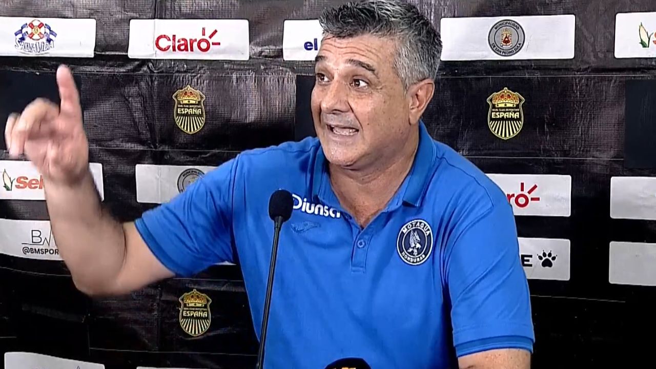 Diego Vazquez explota y encara a periodista tras la derrota de Motagua
