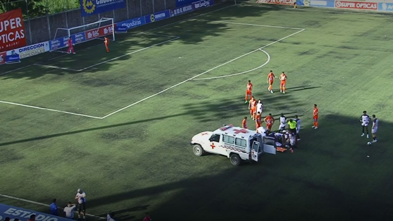 Jugador de Olancho FC sufre duro golpe en la cabeza y sale en ambulancia