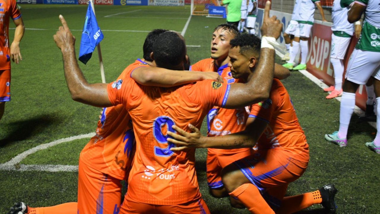 Lobos UPN no falla en casa y vence con justicia al Marathón en Choluteca