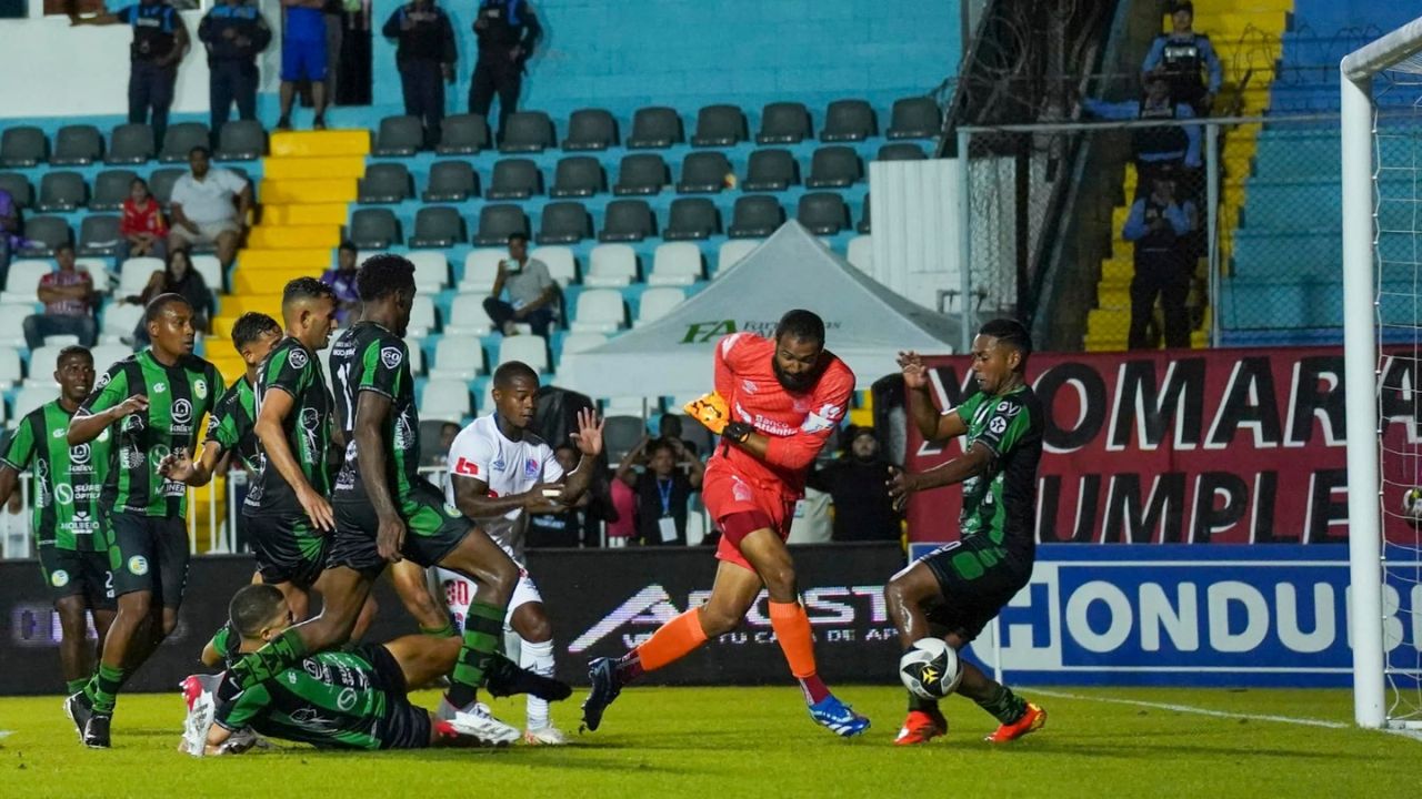 Olimpia rescata un agónico empate ante Juticalpa con gol de Edrick Menjívar