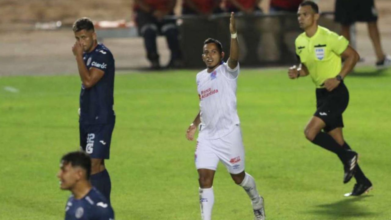 Olimpia rescata el empate ante Motagua con Edrick Menjívar de héroe tras penal atajado a Auzmendi