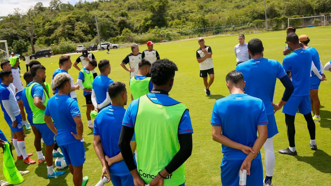 Presidente de Olimpia hace visita sorpresa al equipo previo a la 'final' contra Antigua