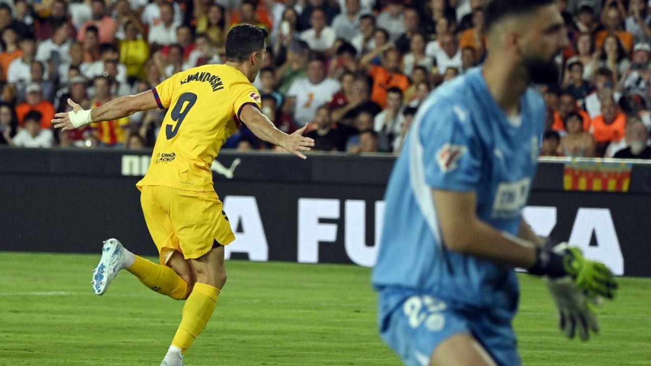 Con doblete de Lewandowski, Barcelona logra su primera victoria ante Valencia en Mestalla