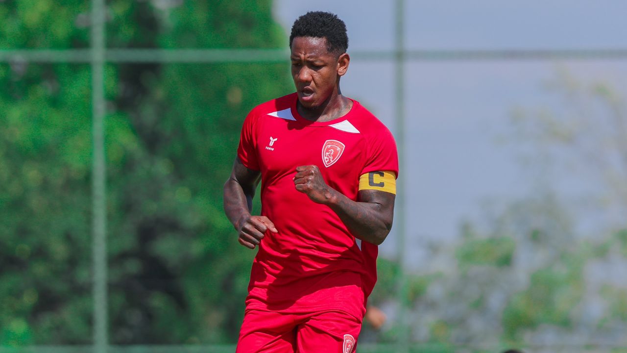 Romell Quioto porta cinta de capitán en amistoso del Al Arabi SC